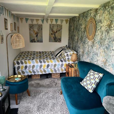Bothy Hut Hotel ทริง ภายนอก รูปภาพ