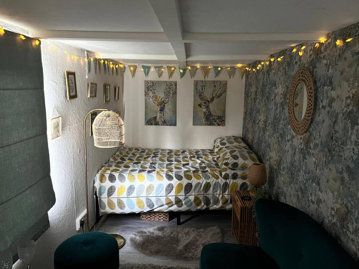 Bothy Hut Hotel ทริง ภายนอก รูปภาพ